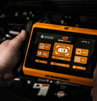 Male automotive technician using GWSMART07 to read vehicle codes