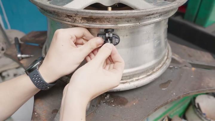 YouTube | Install GEARWRENCH GWTPMSR TPMS Sensor