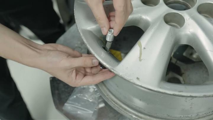 YouTube | How to Install a Metal TPMS Sensor