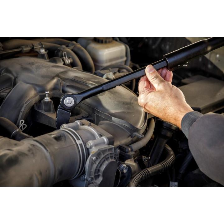 Image of the GEARWENCH 33-1/2" Extendable Indexing Pry Bar being used by a person on an engine bay