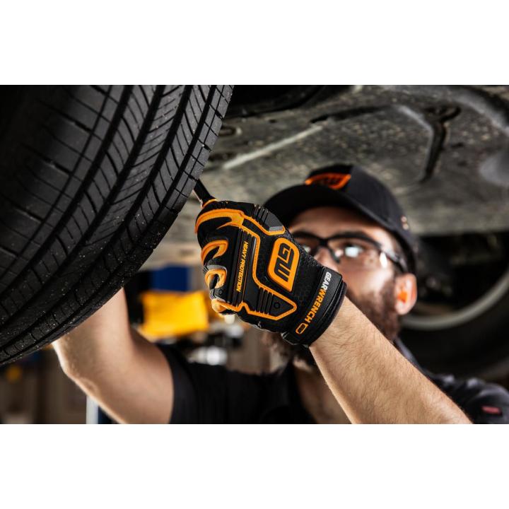 Man wearing GWSGHI1 gloves while working on a car